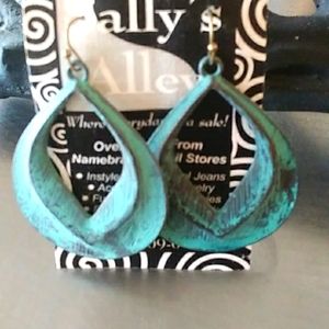 NWT REALLY COOL TURQUOISE VERTIGREED METAL TEARDROP EARRINGS. NEVER WORN